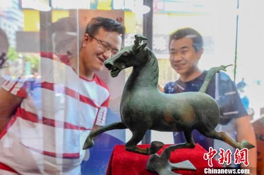 甘肅省博物館將榮登《國(guó)家寶藏》的文物銅奔馬和人頭形器口彩陶瓶搬到了絲路如意餐廳，讓顧客在餐廳內(nèi)就能近距離的和文物面對(duì)面?！＄娦?攝