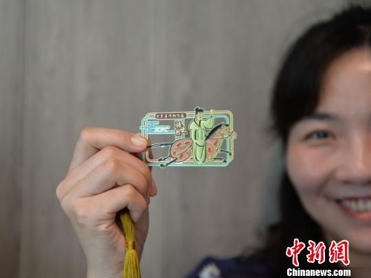 絲路主題餐廳內(nèi)推出的文創(chuàng)產(chǎn)品?！＄娦?攝
