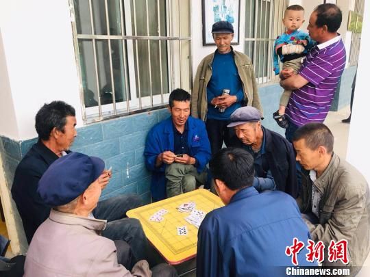 圖為老年人“興趣驛站”中的棋牌組?！“瑧c龍 攝
