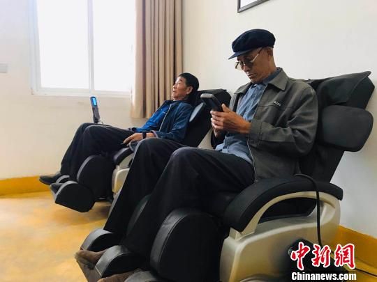 袁家壩村老年人使用按摩椅?！“瑧c龍 攝
