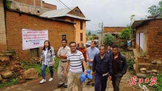 在尼泊爾，武漢市土地利用和城市空間規(guī)劃研究中心設計團隊現場踏勘。(武漢市土地利用和城市空間規(guī)劃研究中心 供圖)