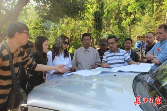 在尼泊爾，武漢市土地利用和城市空間規(guī)劃研究中心設計團隊現場踏勘。(武漢市土地利用和城市空間規(guī)劃研究中心 供圖)