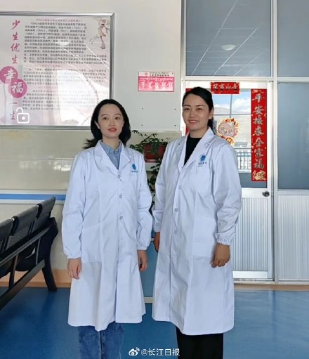 “有醫(yī)生嗎？有人暈倒了！”武漢協(xié)和醫(yī)院援藏醫(yī)療隊(duì)員聽(tīng)到呼救就沖了上去