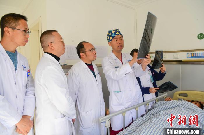 圖為醫(yī)療援藏專家何蔚(站右二)與馮敬云(左二)、廖濤(左三)等人討論患者病情。(資料圖) 貢嘎來松 攝