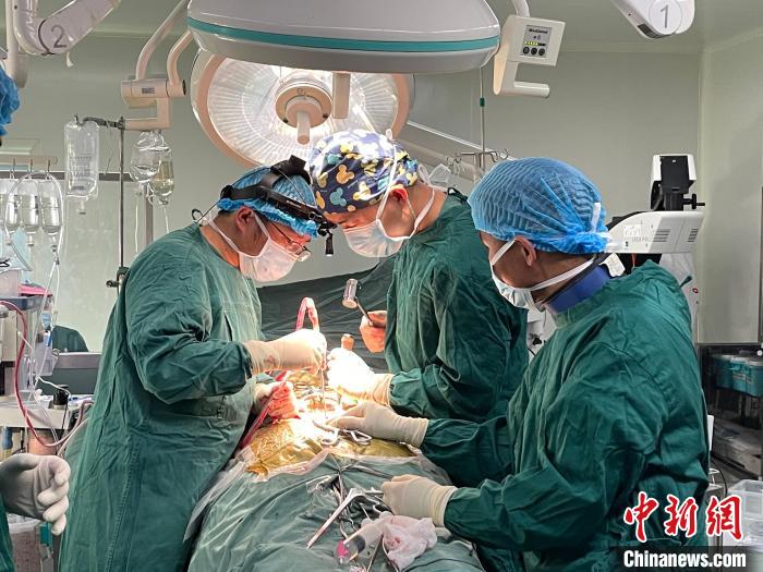 圖為在北京援藏醫(yī)療隊(duì)專家指導(dǎo)下，多項(xiàng)新技術(shù)使用到脊柱疾病的手術(shù)中。(資料圖) 拉薩市人民醫(yī)院脊柱外科供圖