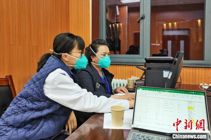 8月9日，楊蘇喬(左)在拉薩方艙醫(yī)院指揮部讀取艙內(nèi)患者胸部CT?！∈茉L者供圖