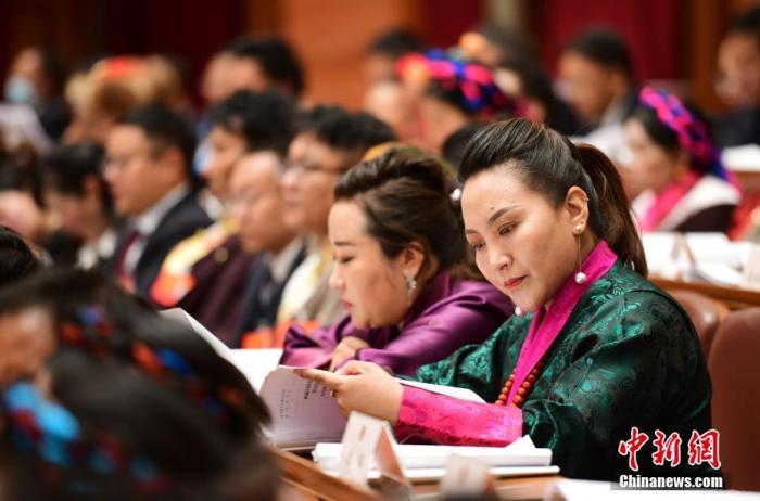 1月5日，次旦卓嘎(右一)在拉薩參加西藏自治區(qū)第十一屆人民代表大會(huì)第五次會(huì)議第二次全體會(huì)議。西藏自治區(qū)人大代表次旦卓嘎來(lái)自日喀則市定日縣，定日縣被稱為“洛諧故鄉(xiāng)”，作為西藏民間歌舞，洛諧已被列入中國(guó)國(guó)家非物質(zhì)文化遺產(chǎn)項(xiàng)目名錄，這是集歌、舞、樂(lè)、彈唱于一體的綜合藝術(shù)形式。參加完西藏2022年新年音樂(lè)會(huì)的次旦卓嘎告訴記者，每年參加的基層演出可達(dá)80場(chǎng)，“我希望用最純粹的方式，把最好的聲音帶到西藏乃至中國(guó)的各個(gè)角落?！?<a target='_blank' href='/'><p  align=