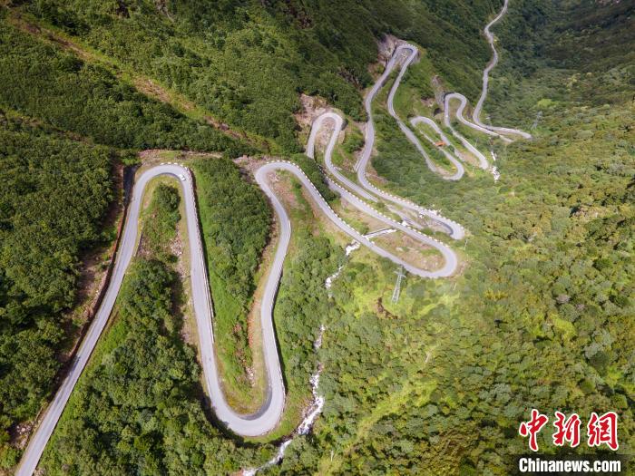 圖為西藏山南錯(cuò)那縣的盤山公路，錯(cuò)那縣被命名為全國“四好農(nóng)村路”示范縣?！〗w波 攝