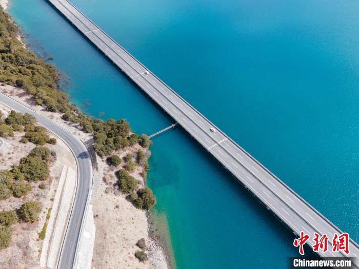 圖為西藏林拉高等級(jí)公路多布湖段風(fēng)光?！〗w波 攝