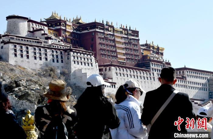 4月17日，游客在拉薩布達(dá)拉宮觀景臺(tái)拍照留念?！±盍?攝