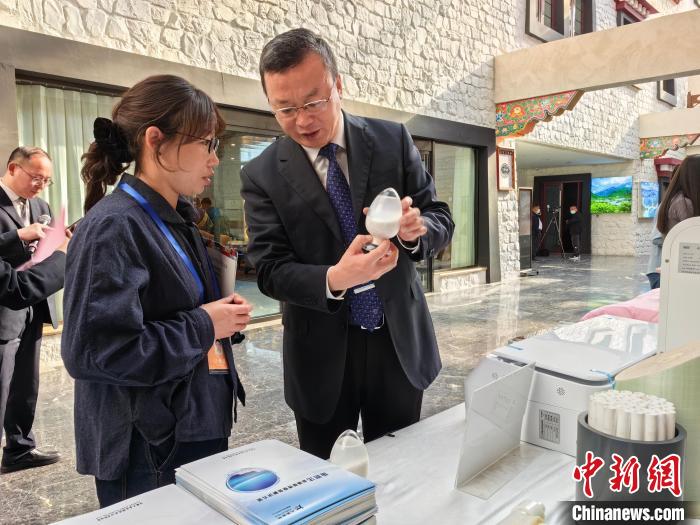 圖為簽約企業(yè)現(xiàn)場(chǎng)推介自己的產(chǎn)品?！≮w延 攝