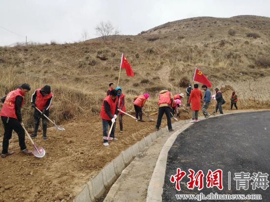 圖為尖扎干部職工生態(tài)建設(shè)和環(huán)境保護(hù)現(xiàn)場。尖宣 供圖