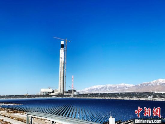 圖為地處柴達(dá)木盆地的光伏電站?！O睿　攝