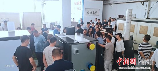 圖為行業(yè)內(nèi)人員進(jìn)行項(xiàng)目參觀。 活動主辦方供圖