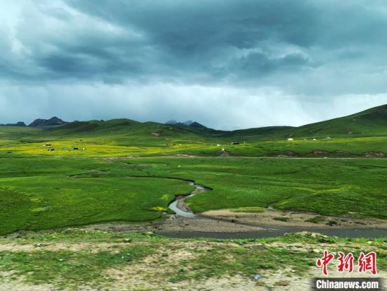 自2005年啟動三江源生態(tài)保護和建設(shè)工程以來，果洛州共治理黑土灘315.11萬畝，使果洛州生態(tài)環(huán)境15年來得到明顯好轉(zhuǎn)?！O睿 攝
