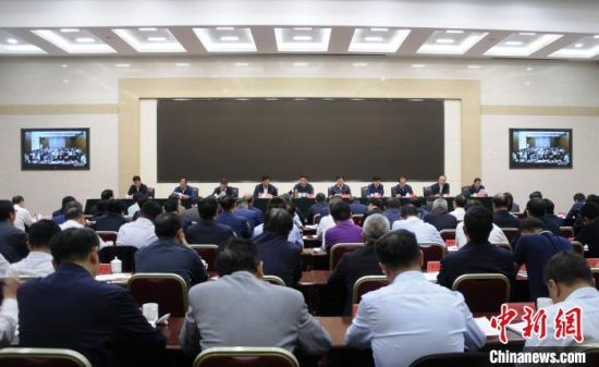 圖為青海省生態(tài)環(huán)境保護警示教育大會現(xiàn)場?！?zhí)砀！z 　　