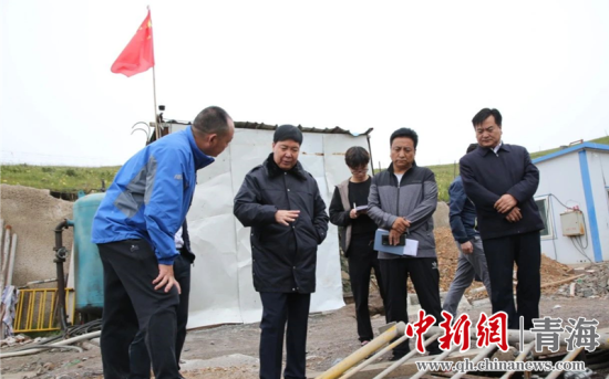 圖為黃南州有關(guān)領(lǐng)導(dǎo)現(xiàn)場踏勘、督導(dǎo)生態(tài)環(huán)保責(zé)任落實(shí)情況現(xiàn)場。黃宣攝