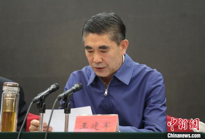 圖為青海省委書記王建軍出席會議并作講話?！?zhí)砀?攝