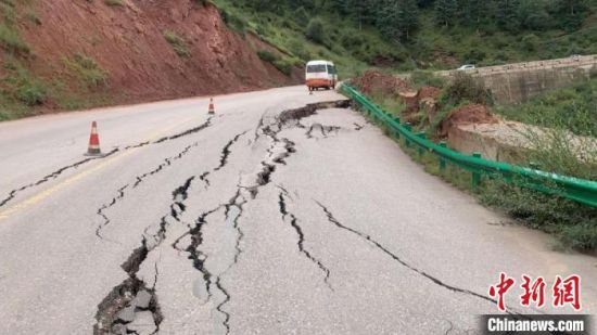 圖為發(fā)生路基下沉滑移險情的路段。果洛公路總段供圖