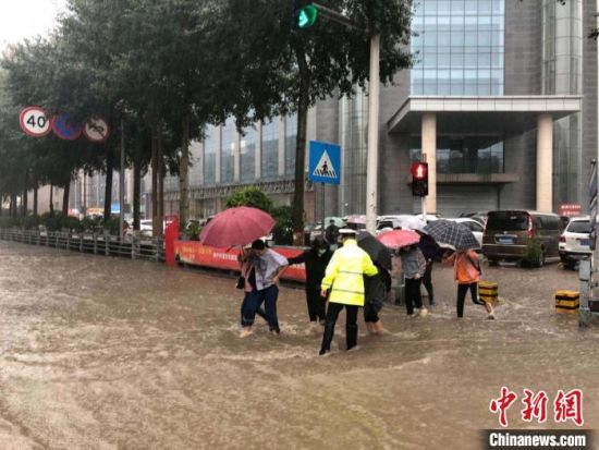  8月28日，青海省東部出現(xiàn)強降水天氣過程，其中西寧地區(qū)出現(xiàn)入汛以來雨量最大、強度最大的強降水過程。西寧交警供圖