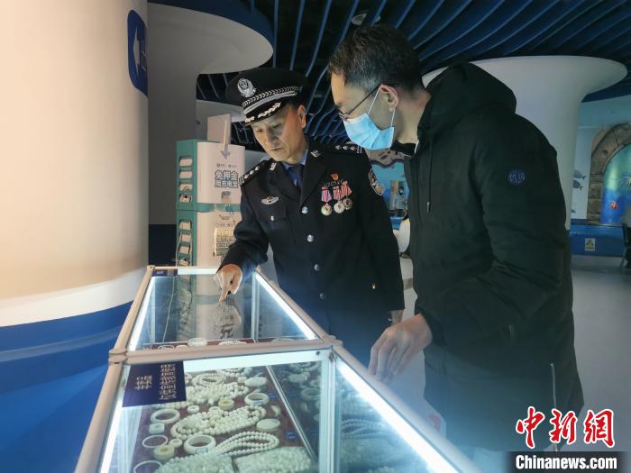 圖為森林警察為游客講解查獲這些象牙制品過程中發(fā)生的真實故事?！∥乃碱?攝