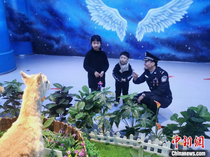 圖為森林警察為小朋友科普野生動物保護知識。　文思睿 攝