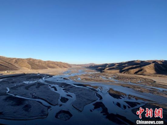 圖為三江源腹地，黃河流經(jīng)達(dá)日縣。（資料圖） 孫睿 攝 　　