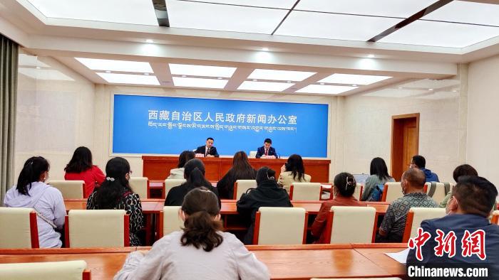 圖為西藏阿里地區(qū)在拉薩召開新聞發(fā)布會，發(fā)布西藏和平解放70年來阿里地區(qū)經(jīng)濟社會發(fā)展成就?！∝暽＠?攝