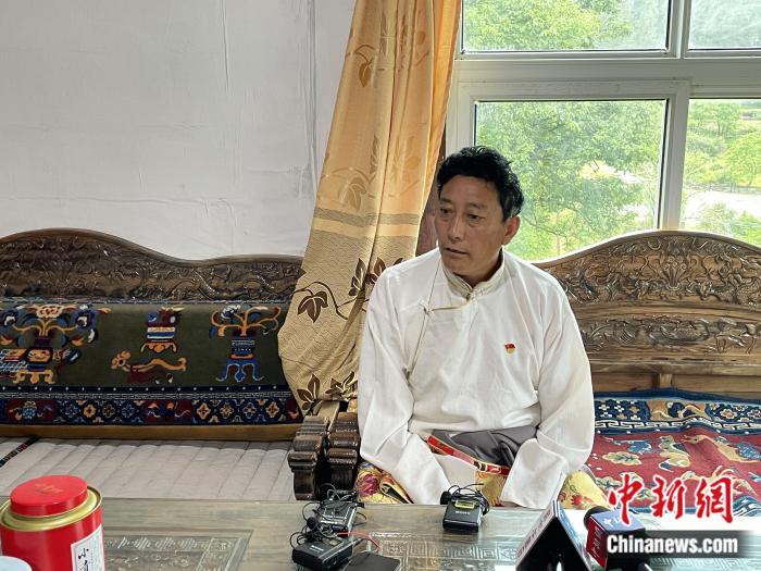 巴卡村黨支部書記、村委會(huì)主任尼瑪次仁。周璟 攝