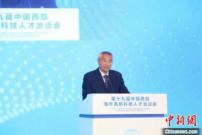 全國政協(xié)副主席、九三學(xué)社中央常務(wù)副主席邵鴻出席論壇并致辭?！∷拇ㄊ∥y(tǒng)戰(zhàn)部供圖