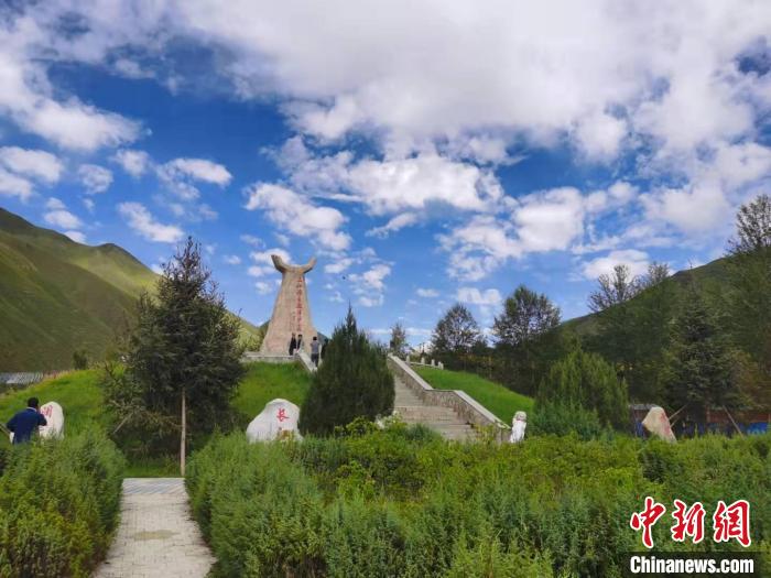圖為三江源自然保護(hù)區(qū)紀(jì)念碑?！∏嗪Ｊ∥幕吐糜螐d供圖