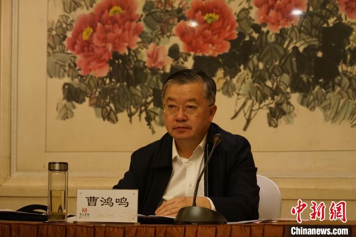 圖為全國(guó)人大常委會(huì)委員、全國(guó)人大華僑委員會(huì)副主任委員、致公黨中央副主席曹鴻鳴講話?！∨擞隄?攝