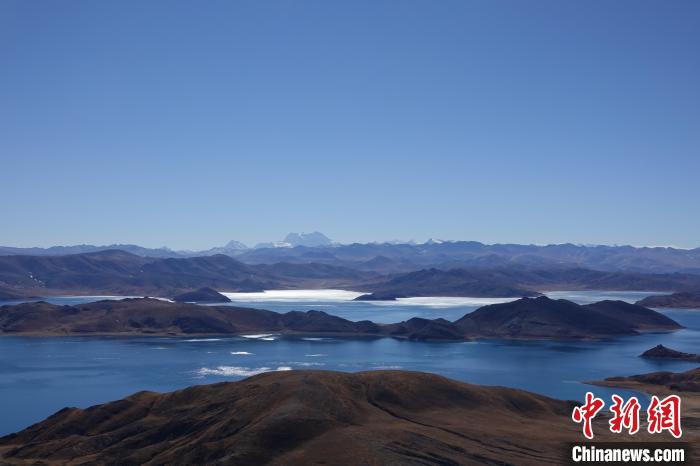 圖為從海拔約5000米的魯日拉觀景臺俯瞰羊湖?！∪轿木?攝