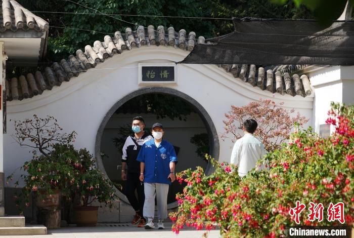 圖為市民在西寧園林植物園內(nèi)觀花賞景。　馬銘言 攝
