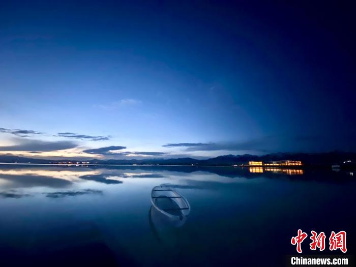 圖為茶卡天空壹號景區(qū)?！±罱瓕?攝