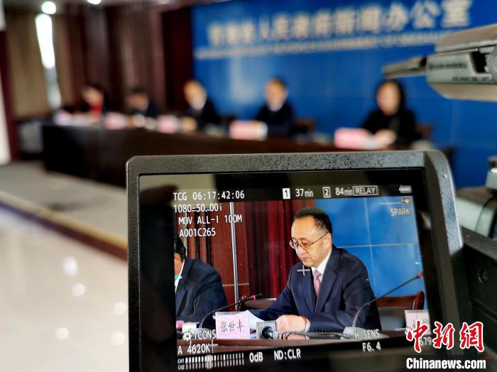 圖為青海省水利廳廳長張世豐參加新聞發(fā)布會?！?zhí)砀?攝
