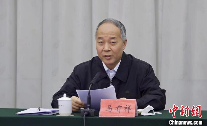 圖為農(nóng)業(yè)農(nóng)村部副部長馬有祥在部省共同打造青海綠色有機(jī)農(nóng)畜產(chǎn)品輸出地推進(jìn)會議上講話。　李江寧 攝