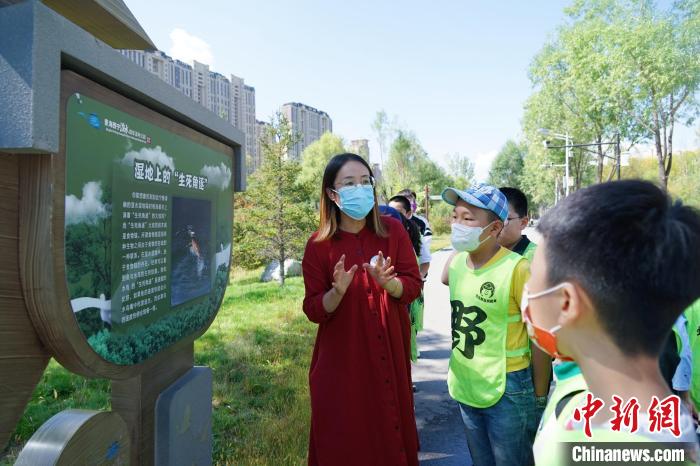 圖為小朋友在青海西寧湟水國家濕地公園內(nèi)學(xué)習(xí)濕地知識?！●R銘言 攝