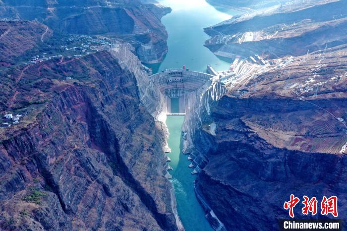 圖為白鶴灘水電站大壩全景圖?！∷娝木止﹫D