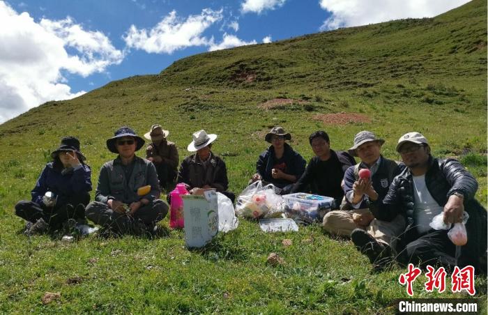 科研團(tuán)隊(duì)在熱魯盆地工作合影。　中科院青藏高原所 供圖