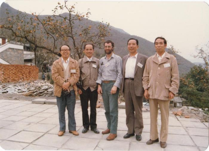 1987年早期脊椎動物國際研討會在中國舉行，劉玉海先生(右一)與中外同行專家合影。　Gavin Young(澳大利亞) 供圖