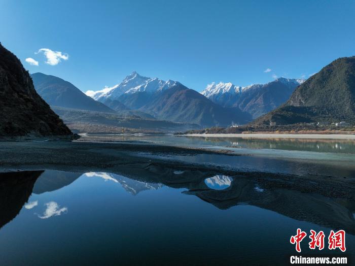 西藏林芝雅魯藏布江和遠處的雪山?！《拘?攝