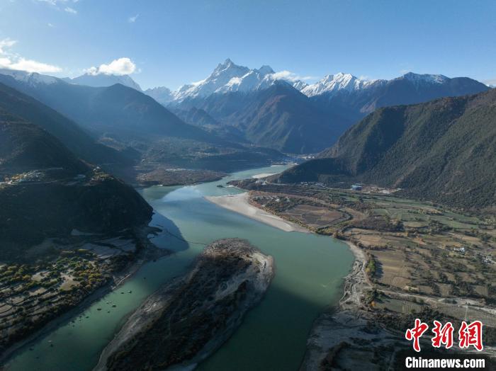 西藏林芝雅魯藏布大峽谷的雪山風(fēng)光?！《拘?攝