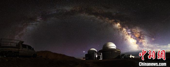 資料圖為冷湖賽什騰山天文臺址的星空。　冷湖工業(yè)園區(qū)供圖