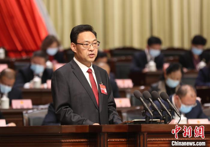 圖為青海省西寧市人民政府代市長(zhǎng)石建平作政府工作報(bào)告。　祁增蓓 攝