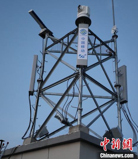 資料圖為建在龍羊峽湖區(qū)內(nèi)的5G基站?！∏嗪Ｒ苿?dòng)海南分公司供圖