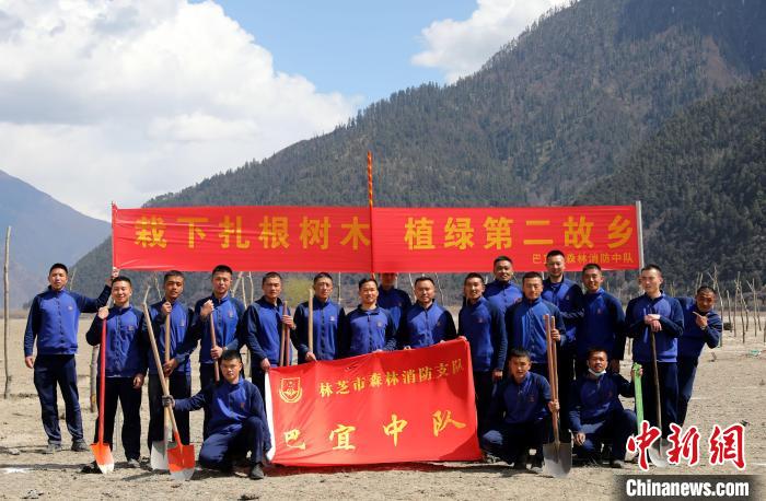 林芝市巴宜區(qū)森林消防中隊志愿服務隊合影留念。　西繞拉翁 攝