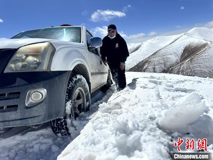 圖為生態(tài)管護(hù)人員準(zhǔn)備在雪地推車(chē)?！《“瓦_(dá)杰 攝