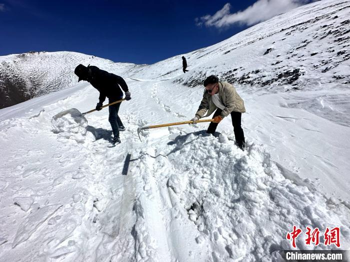 圖為生態(tài)管護(hù)人員在巡護(hù)道路上清雪。　丁巴達(dá)杰 攝