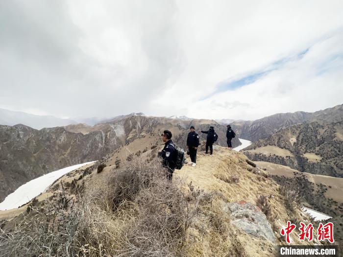 圖為曲麻萊縣崗當(dāng)村的生態(tài)管護(hù)人員開(kāi)展巡護(hù)。　丁巴達(dá)杰 攝